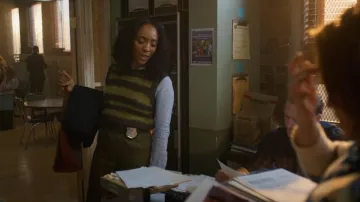 Car débardeur féminin en lin rayé vert vieilli en mélange rayé, porté par Faith Mitchell (Iantha Richardson) tel que vu dans Will Trent (S04E09)