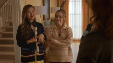 Anthropologie Kerri Rosenthal Joy Imperfect Heart Cardigan Sweater llevado por Lisa Yamada visto en Will Trent (S04E10)