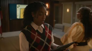 Pendientes de lazo de oro Madewell Mini usados por Faith Mitchell (Iantha Richardson) como se ve en Will Trent (S04E10)