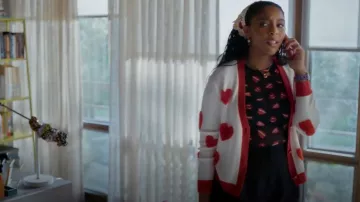 Alice + Olivia Lip Sync Delaina Crop Top en maille à manches longues porté par Gaby (Jessica Williams) tel que vu dans Shrinking (S03E07)