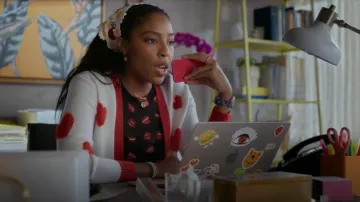 Set classique de Bracelet à bulles Maya Brenner porté par Gaby (Jessica Williams) tel que vu dans Shrinking (S03E07)