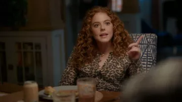 Collier papillon Mondo Mondo Tropicana porté par (Rachel Stubington) tel que vu dans Shrinking (S03E07)