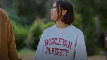 Campeona de Tejido Inverso Wesleyan University con cuello redondo llevado por Alice (Lukita Maxwell) como se ve en Shrinking (T03E07)