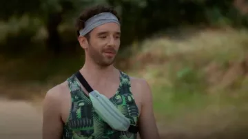 Sac de ceinture sport Neye Slim Slim Hip Waist 3.0 Green Fanny Casual porté par Brian (Michael Urie) tel que vu dans Shrinking (S03E07)