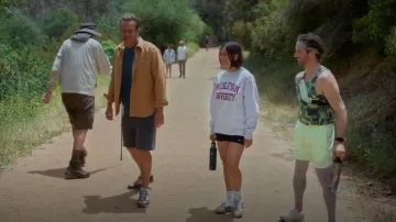 Bouteille d’eau Hydro Flask portée par Alice (Lukita Maxwell) comme vu dans Shrinking (S03E07)