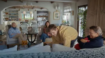 Sweat-shirt graphique à col rond de l’Université Elwood porté par Matthew (Markus Silbiger) tel que vu dans Shrinking (S03E07)