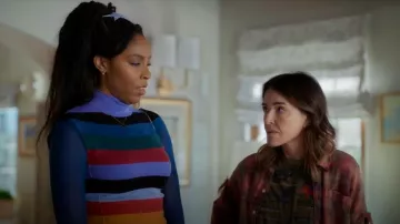Petits Petits Diamants Jennifer Meyer portés par Liz (Christa Miller) tels que vus dans Shrinking (S03E07)
