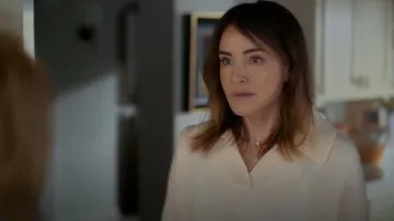 Boucles d’oreilles longues en diamant portées par Liz (Christa Miller) comme on le voit dans Shrinking (S03E07)