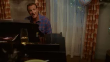 Faherty Legend™ Pull Pull porté par Jimmy (Jason Segel) tel que vu dans Shrinking (S03E07)