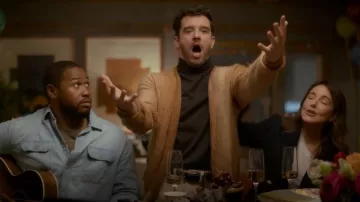 Cardigan marron tricoté Percival Ombre porté par Brian (Michael Urie) tel que vu dans Shrinking (S03E07)