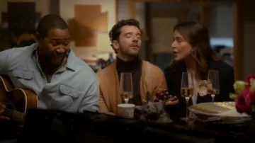 Blazer double boutonné orné de perles Lingua Franca Jackie porté par Liz (Christa Miller) tel que vu dans Shrinking (S03E07)
