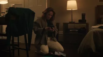 Veste courte en laine double face Cos portée par Angie Polaski (Erika Christensen) telle que vue dans Will Trent (S04E10)