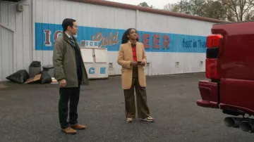 Abrigo de lana Stella McCartney llevado por Faith Mitchell (Iantha Richardson) como se ve en Will Trent (S04E10)