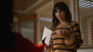 Jersey de rayas Cinq A con punto shaker usado por Marion Alba (Gina Rodriguez) visto en Will Trent (S04E10)