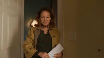 Rachel Comey Alves Trench llevada por Angie Polaski (Erika Christensen) vista en Will Trent (S04E10)