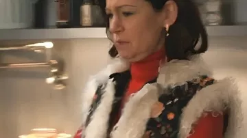 Gilet à fourrure imprimé Elsbeth S03 Carrie Preston porté par Elsbeth Tascioni (Carrie Preston) tel que vu dans Elsbeth (S03)
