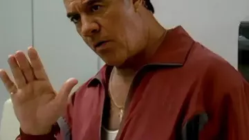 El chándal de The Sopranos Tony Sirico Maroon en la entrevista de Tony Sirico (Paulie Gualtieri de Los Soprano) en 1989