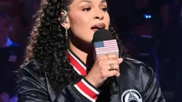 Jordin Sparks La chaqueta de los Los Angeles Clippers en Koffeehouse Music y LA Clippers presentan a Jordin Sparks cantando el himno nacional del sexto partido.