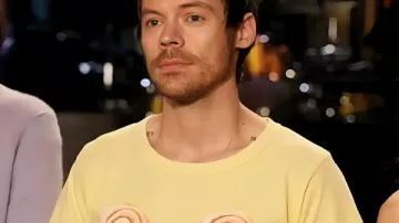 SNL S51 Camiseta con gráficos amarillos Harry Styles vista en Saturday Night Live