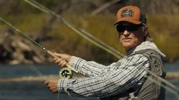 Camionero de doble transporte Simms de Brookings Fly Shop llevado por Preston Clyburn (Kurt Russell) tal como se ve en The Madison (S01E01)