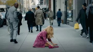 Bolsa de baguette Lanvin Concerto en cuero fucsia usada por Paige McIntosh (Elle Chapman) como se ve en The Madison (S01E01)