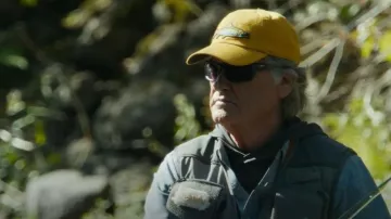 Simms Single Haul Trucha Arcoíris Amaretto llevada por Preston Clyburn (Kurt Russell) tal como se ve en The Madison (S01E01)
