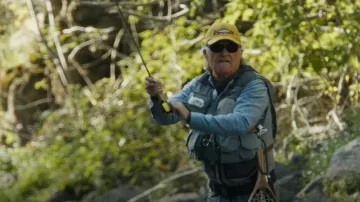 Gafas de sol Costa Tailfin llevadas por Preston Clyburn (Kurt Russell) como se ve en The Madison (S01E01)