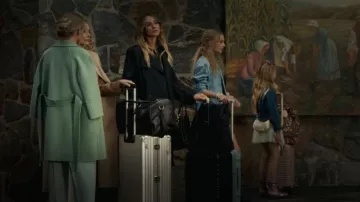 Rimowa Original Check-In L llevada por Stacy Clyburn (Michelle Pfeiffer) como se ve en The Madison (S01E01)