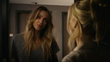 Perfectwhitetee Hendrix de algodón con cuello en V y cuello en forma de camiseta de algodón que lleva Abigail Reese (Beau Garrett) como se ve en The Madison (S01E01)