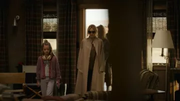 Loro Piana Oversize Trench Coat porté par Stacy Clyburn (Michelle Pfeiffer) tel que vu dans The Madison (S01E01)