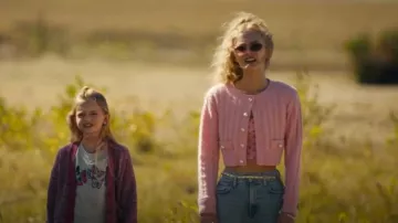 Sandro Elina Cardigan porté par Bridgett Reese (Amiah Miller) tel qu’on le voit dans The Madison (S01E01)