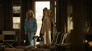Bolso de hombro de cuero Micro Multipocket de Acne Studios llevado por Bridgett Reese (Amiah Miller) tal como se ve en The Madison (S01E01)