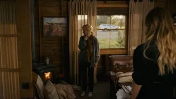 Chaussons Gucci Princetown portés par Stacy Clyburn (Michelle Pfeiffer) comme on le voit dans The Madison (S01E01)