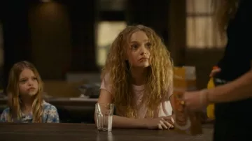 Cajero automático Anthony Thomas Melillo Baby Tee que lleva Bridgett Reese (Amiah Miller) como se ve en The Madison (S01E02)