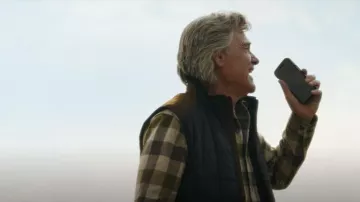 Chaleco acolchado de nylon ligero Shelby de Madison Creek Outfitters llevado por Preston Clyburn (Kurt Russell) tal como se ve en The Madison (S01E02)