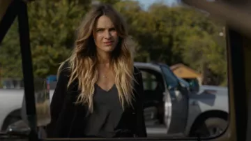 Cardigan Xirena Ramona llevado por Abigail Reese (Beau Garrett) como se ve en The Madison (S01E03)
