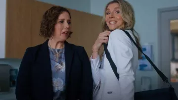 collar con lazo en espina de espiga de Nueva York llevado por (Vanessa Bayer) tal como se ve en Scrubs (S01E03)