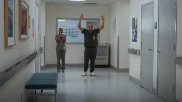 Zapatillas de baloncesto Jordan Air Jordan 1 Mid SE que lleva Dashana (Amanda Morrow) tal como se ve en Scrubs (S01E03)