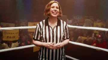 Camisa de árbitro Chinfun Oficial con cuello llevada por Sibby Wilson (Vanessa Bayer) vista en Scrubs (S01E03)