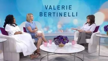 Sandalias de ante Manolo Blahnik Betimusa 70 llevadas por Jenna Bush Hager vistas en Today with Jenna & Sheinelle el 12 de marzo de 2026