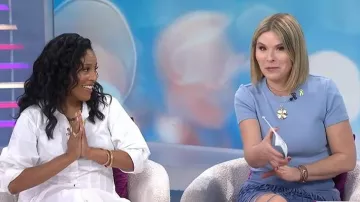 Camiseta Pruitt de Veronica Beard llevada por Jenna Bush Hager vista en Today with Jenna & Sheinelle el 12 de marzo de 2026