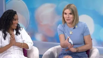 Falda de ante con flecos de la colección Michael Kors llevada por Jenna Bush Hager como se ve en Today with Jenna & Sheinelle el 12 de marzo de 2026