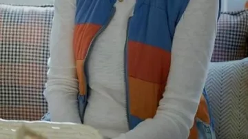 Gilet multicolore porté par Liz (Christa Miller) dans Shrinking