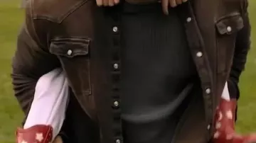 Chaqueta marrón que lleva (Tyriq Withers) en Recordatorios de él