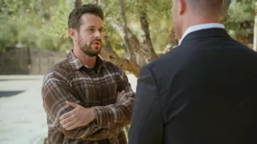 Chemise en flanelle Uniqlo portée par Jeremy Simon telle que vue dans Bachelor Mansion Takeover (S01E01)