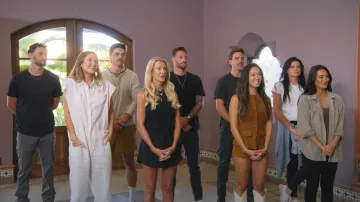 Haut gilet en fausse suède structuré Asos Design porté par Tammy Ly tel que vu dans Bachelor Mansion Takeover (S01E02)