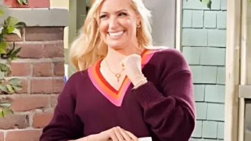 El jersey burdeos burdeos de Cuello en V de Beth Behrs Neighborhood S08 que lleva Beth Behrs tal y como se ve en The Neighborhood