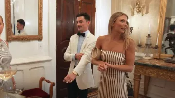 Vestido largo de rayas bandeau de satén oliva PrettyLittleThing llevado por Charley Manley tal como se ve en Southern Charm (S11E15)