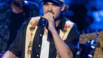American Idol S24 Kutter Bradley Black Hawaiana camisa vista en American Idol