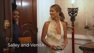 Bolso genérico de cadena de perlas para banquetes con cruz diagonal que lleva Salley Carson como se ve en Southern Charm (S11E15)
